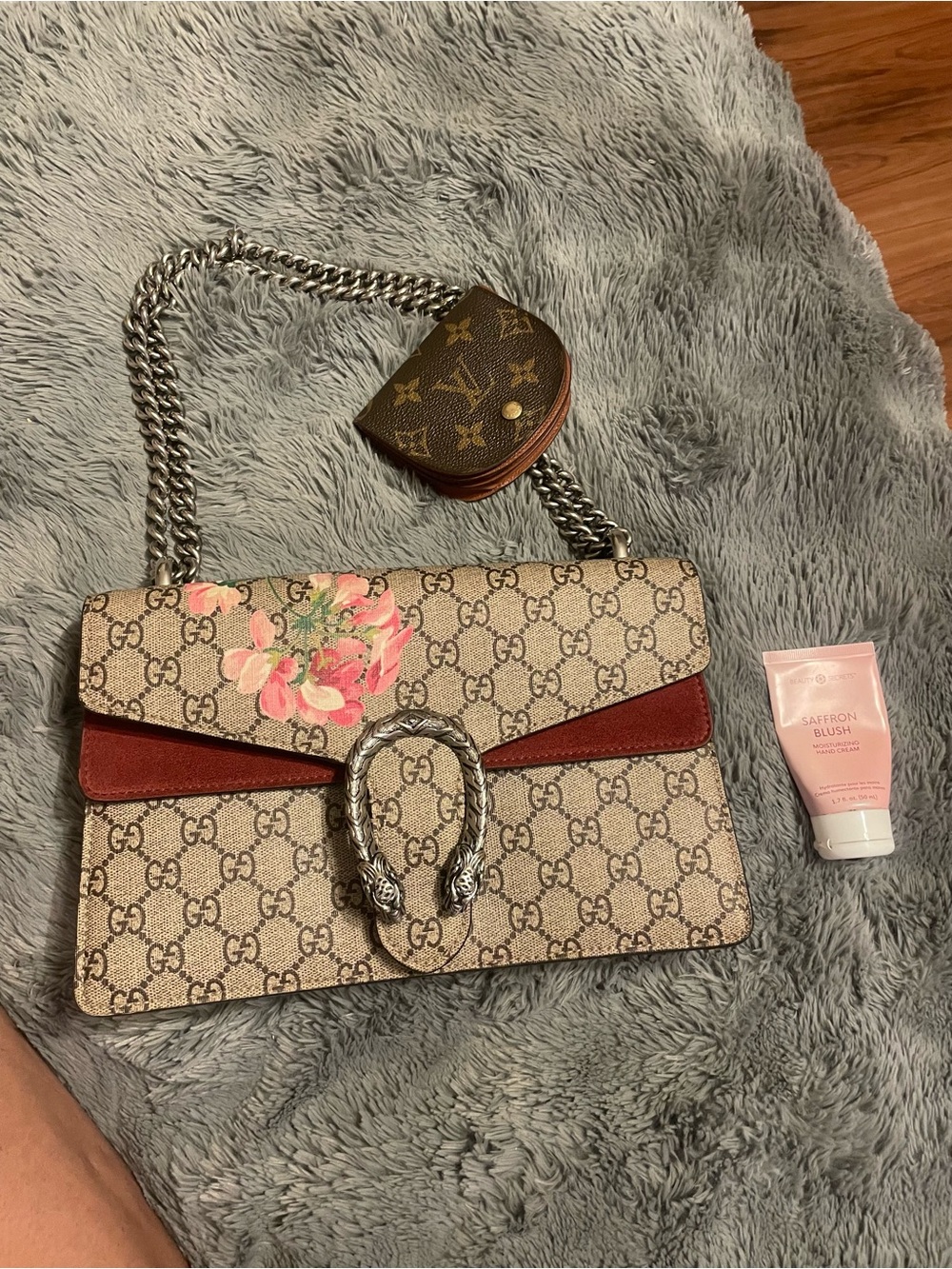 Gucci Beige GG Supreme Shoulder Bag with Pink Floral and Red Accents - Picture 4 of 12